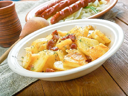 Запържени хрупкави картофи с бекон и лук - снимка на рецептата